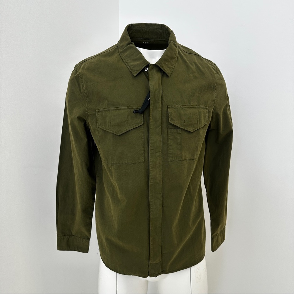 C.P. COMPANY MEN'S ARMY GREEN COTTON GABARDINE LENS SHIRT